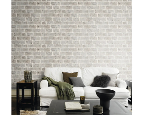 Woonkamer met witte bank en baksteenpatroon behang