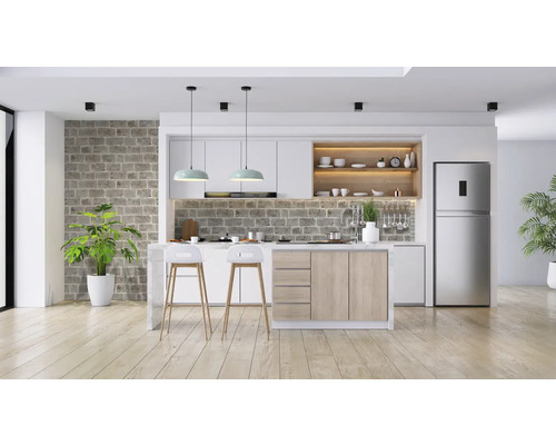 Lichte keuken met kookeiland, eettafel en diverse keukengerei.