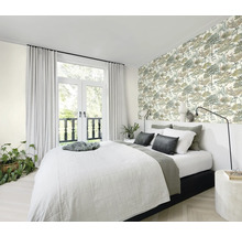 Slaapkamer met bed, gordijnen, behang en balkondeur
