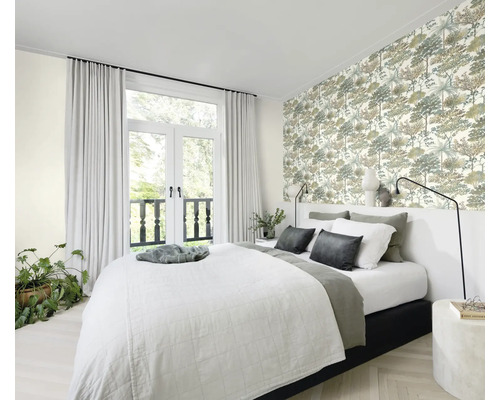 Slaapkamer met bed, gordijnen, behang en balkondeur