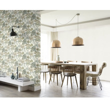 Decoratieve eetkamer met boombehang, houten eettafel en hanglampen.