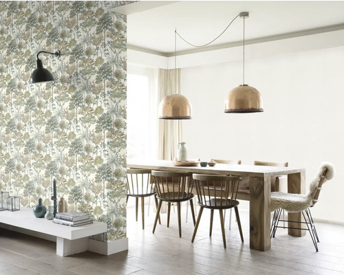 Decoratieve eetkamer met boombehang, houten eettafel en hanglampen.