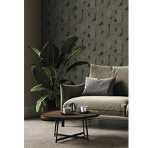 Woonkamer met patroonbehang, bank, tafel en kamerplant