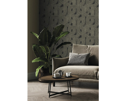 Woonkamer met patroonbehang, bank, tafel en kamerplant