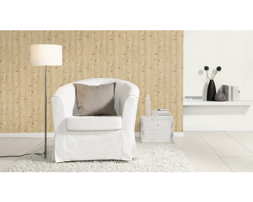 Woonkamer met fauteuil, staande lamp en houten wandbekleding