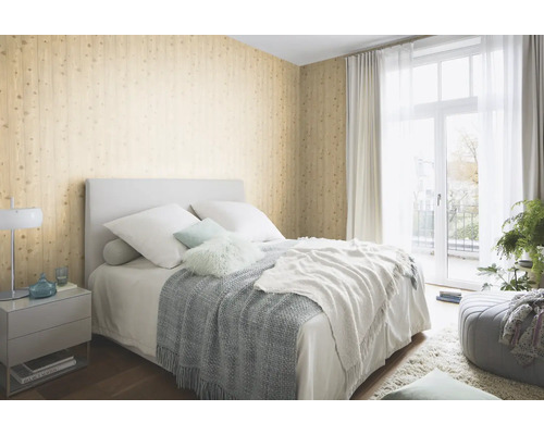 Slaapkamer met houten wandbehang, bed en nachtkastje