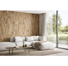 Lichte woonkamer met houten panelenwand, bank en groot raam met uitzicht op de tuin.