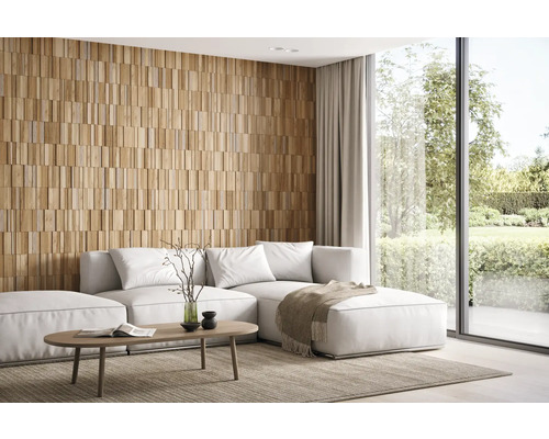 Lichte woonkamer met houten panelenwand, bank en groot raam met uitzicht op de tuin.