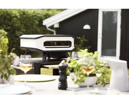 Pizzaoven op een tuintafel voor het bereiden van maaltijden in de buitenlucht