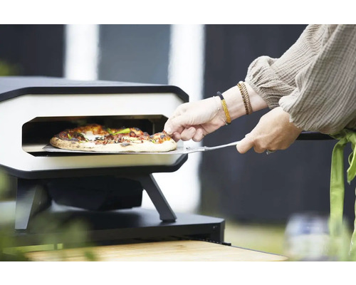 Pizzaoven met pizza en pizzaschep