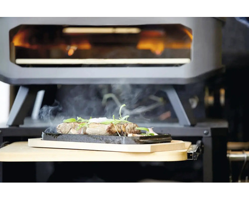Steak op stenen plaat in pizzaoven