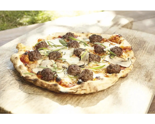 Pizza met gehaktballetjes, champignons en kruiden op een houten plank