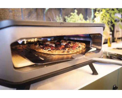 Pizzaoven met pizza en pizzaschep