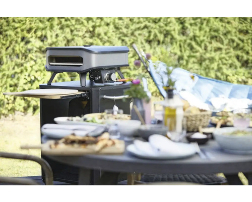 Pizzaoven met tafel in de tuin