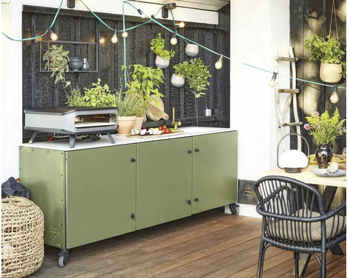 Buitenkeuken met pizzaoven, kruiden en verlichting op terras