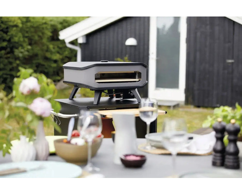 Buitenkeuken met pizzaoven en gedekte tafel