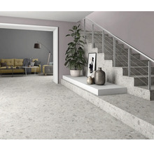 Interieur met trap, tegelvloer en woonruimte