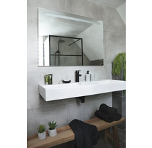 Moderne badkamer met rechthoekige spiegel, wastafel, kraan, handdoeken en houten bank.