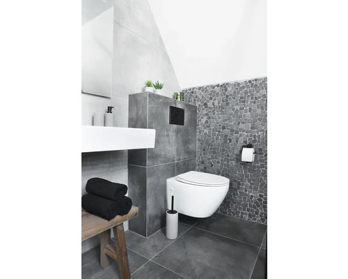 Moderne badkamer met hangtoilet, wastafel en opbergruimte