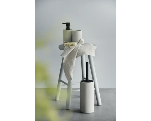 Badkameraccessoires set met zeepdispenser, tandenborstelbeker, zeep, handdoek en toiletborstel op kruk