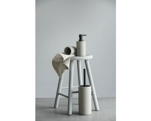 Badkameraccessoireset met zeepdispenser, beker en toiletborstel op een kruk