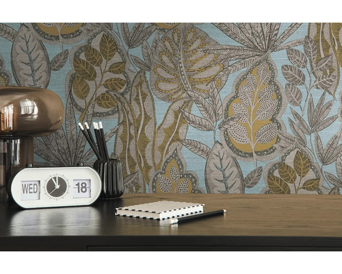 Close-up van een bureau met bloemenbehang op de achtergrond