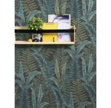 Muur met behang met varenpatroon en houten plank met decoratie