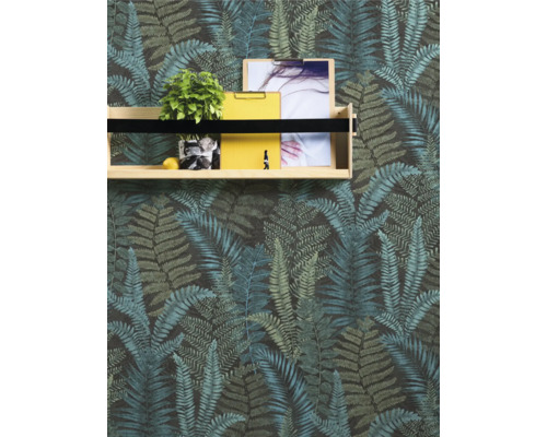 Muur met behang met varenpatroon en houten plank met decoratie