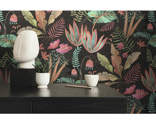 Decoratief behang met bloemmotief in een kamer.