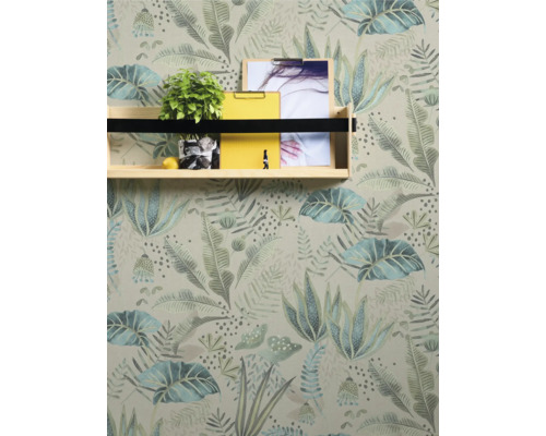 Wanddecoratie met plantenmotief en houten plank met decoratie