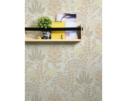 Behang met bloemenmotief en plank met decoraties