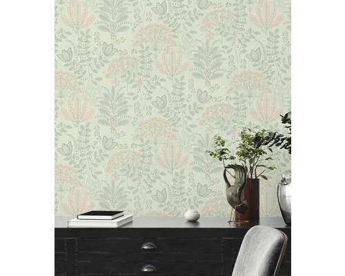 Behang met bloemmotief in een interieur