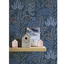 Bloemenbehang met plank, decoratie en afbeelding