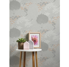 Decoratief behang met bomen en bladeren op de achtergrond en tafel met decoratie op de voorgrond
