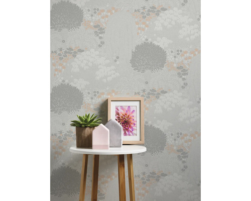 Decoratief behang met bomen en bladeren op de achtergrond en tafel met decoratie op de voorgrond