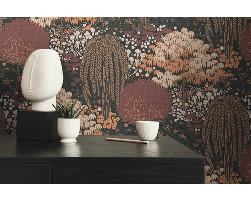 Decoratieve kamer met donker behang met bloemmotief, een wit beeldhouwwerk, een kleine plant en een bureau