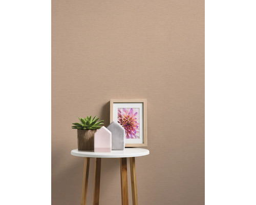 Decoratieve muur met behang, bijzettafel, kamerplant en fotolijst