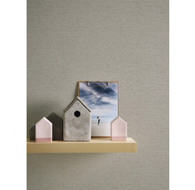 Decoratieve scène met behang, plank, huisdecoraties en fotolijst