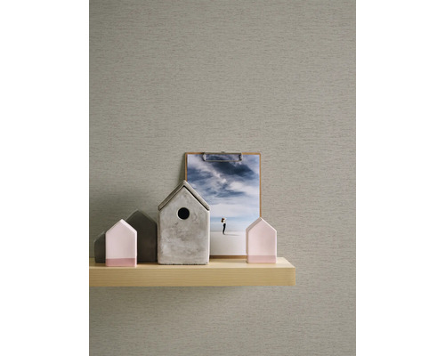 Decoratieve scène met behang, plank, huisdecoraties en fotolijst