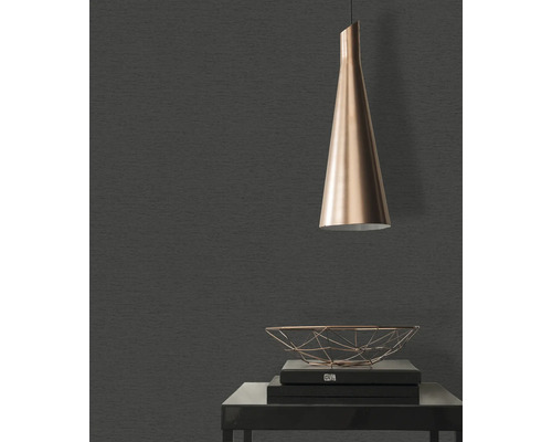 Scène met textielbehang, hanglamp en decoratieve schaal