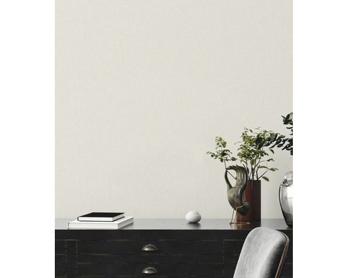 Close-up van een kamer met donker dressoir, boeken, decoraties en stoel