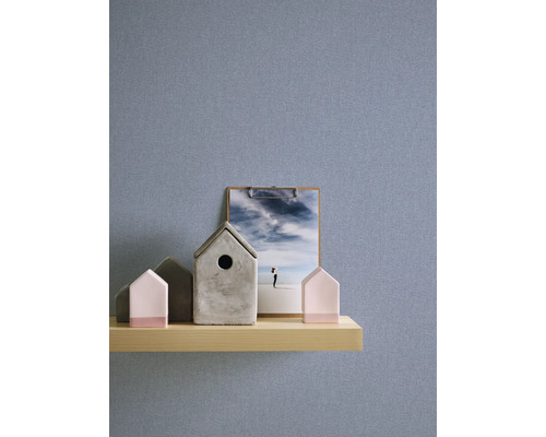 Decoratieve huizen van beton en hout op een plank