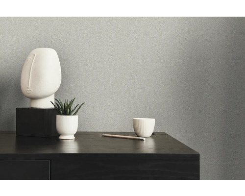 Close-up van een grijs vliesbehang met minimalistische decoratie op een tafel