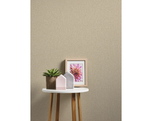 Behang in interieur met plant, decoratie en foto op tafel