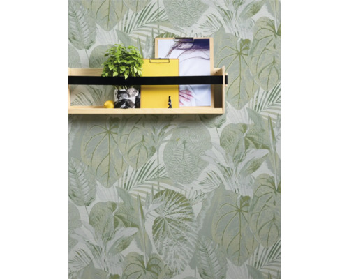 Wandplank met plant, notitieblokken en foto voor een behang met bladerenmotief