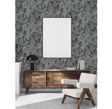Decoratieve woonkamer met patroonbehang, dressoir en fauteuil
