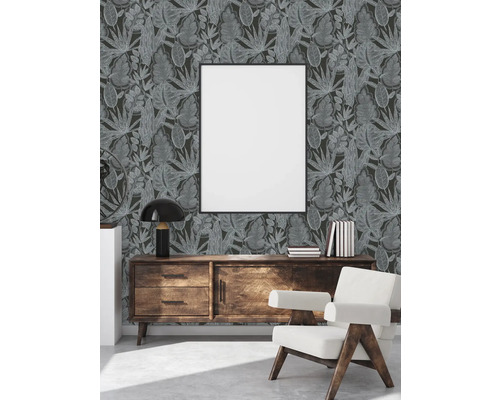 Decoratieve woonkamer met patroonbehang, dressoir en fauteuil