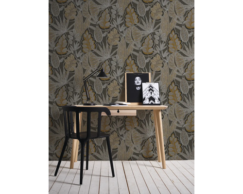 Kameroverzicht met bureau, stoel, lamp en behang met bladmotieven