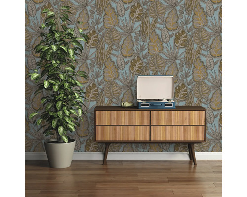 Kamerweergave met behang met patroon, houten dressoir, platenspeler en kamerplant.