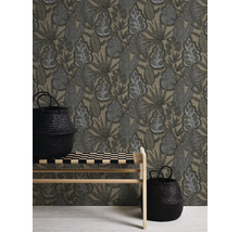 Kameroverzicht met patroonbehang, bank en twee manden